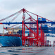 Containerriese hat am Jade-Weser-Port festgemacht
